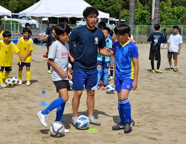 実戦を意識した練習をするよう指導する平野甲斐さん（中央）＝島根県隠岐の島町栄町、町総合運動公園