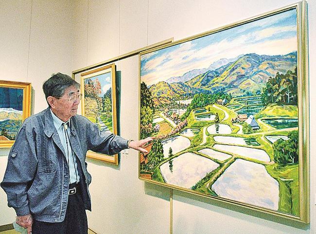 作品を説明する小谷悦夫さん＝鳥取県南部町下中谷、祐生出会いの館