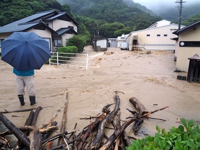 雨で水位が上がり、濁流が氾濫する稲佐川＝出雲市大社町杵築北、７日午前６時１１分