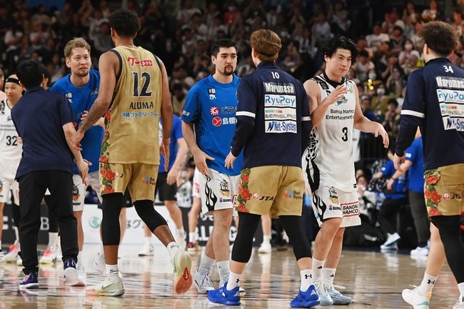 チャンピオンシップ準々決勝での敗退が決まり、肩を落とす島根の選手たち＝沖縄県沖縄市、沖縄サントリーアリーナ