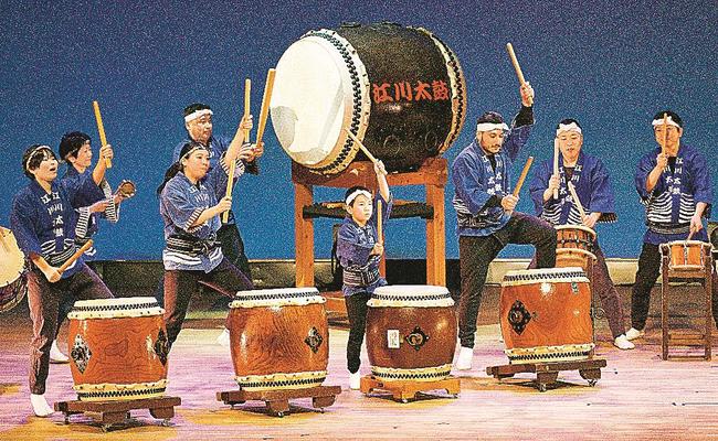 軽快なリズムで太鼓をたたく江川太鼓同好会のメンバー＝島根県川本町川本、悠邑ふるさと会館