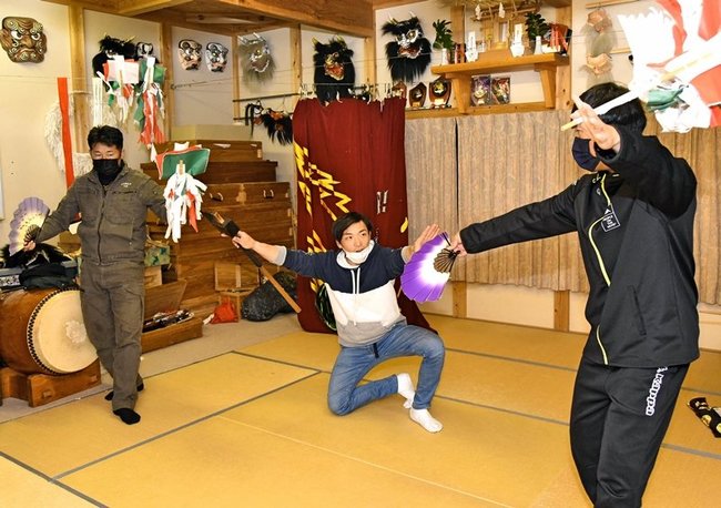 演目「大江山」を練習する丸茂神楽社中＝益田市美都町丸茂、同社中練習場