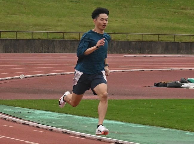 デフリンピックに向けて練習に励む足立祥史さん∥松江市営陸上競技場