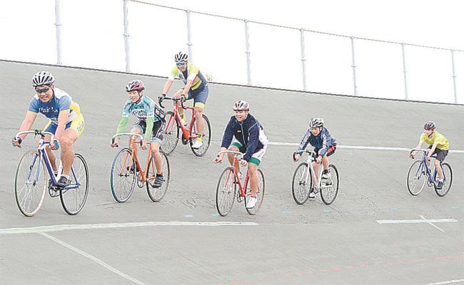 寺本道彦代表が先導し、笑顔で自転車を楽しむ島根ジュニア自転車クラブのメンバー＝大田市久手町、大田自転車競技場