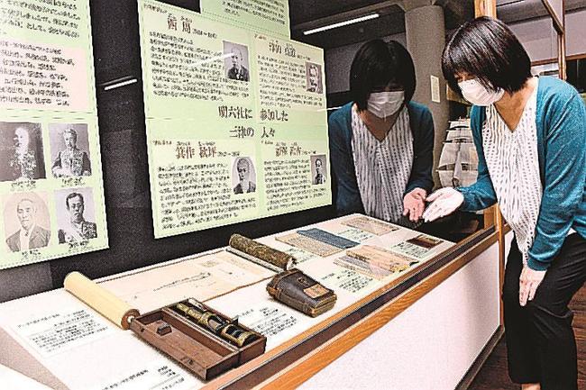 西周の顕微鏡など企画展の展示を紹介する小杉紗友美文化財係長＝島根県津和野町森村、町郷土館