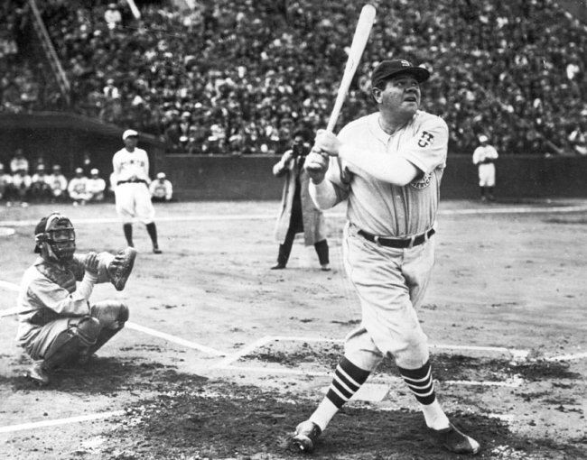 １９３４年１１月の日米野球で強打を披露したベーブ・ルース（ゲッティ＝共同）