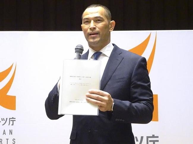 有識者会議から部活動の地域移行に関する提言を受け取ったスポーツ庁の室伏広治長官＝６月６日、文部科学省