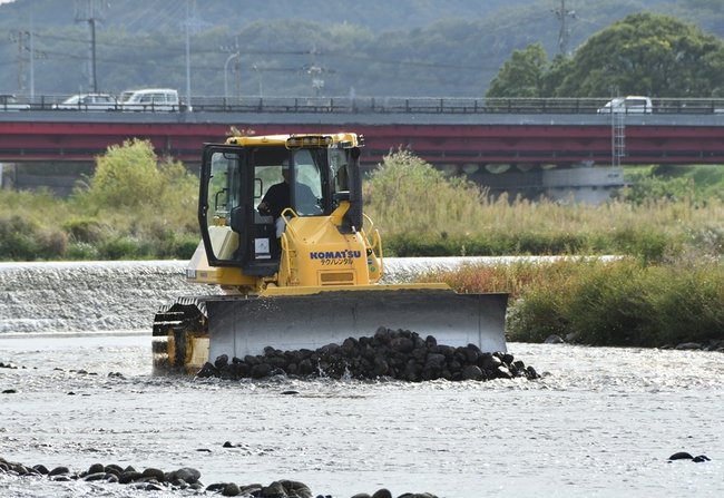重機で川底の砂などを取り除く作業員＝鳥取県日吉津村富吉