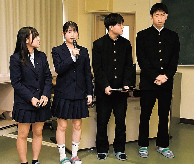 改善策を発表する生徒たち＝島根県隠岐の島町有木、隠岐高校