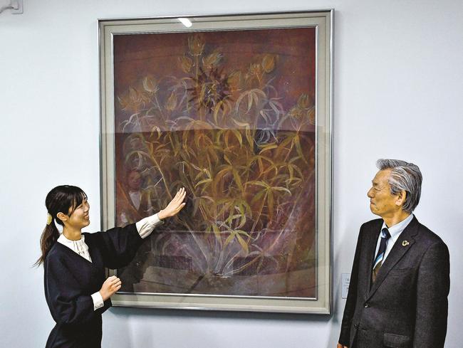 母校に寄贈した作品を紹介する渡辺聖梨さん（左）＝益田市三宅町、明誠高校