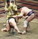 照ノ富士（右）が上手投げで貴景勝を下す＝２５日、両国国技館