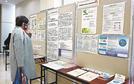 難治性疾患に関わる島根県内の団体の展示を見る来場者＝松江市白潟本町、スティックビル