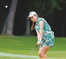 通算８アンダーで単独トップになった槇谷香＝大山平原ゴルフクラブ