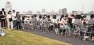 宍道湖岸に設置された有料観覧席＝松江市千鳥町