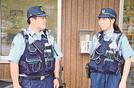 八雲駐在所に着任した夫の新田遼平巡査部長（左）と妻の桂子巡査長＝松江市八雲町西岩坂