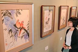 花鳥などを描いた作品に見入る来場者