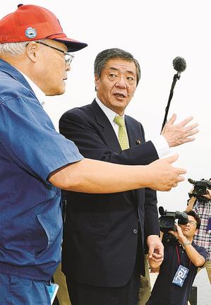 復興相として東日本大震災の被災地を視察する竹下亘氏＝２０１４年９月