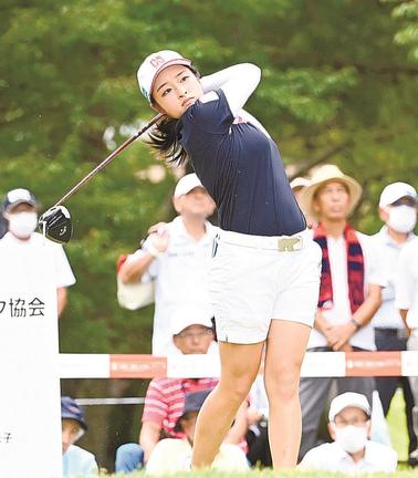 １番でティーショットを放つウーチャイェン＝大山平原ゴルフクラブ