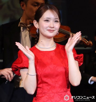 赤いドレス姿でUSJのセレモニーに登場した畑芽育 (C)ORICON NewS inc.