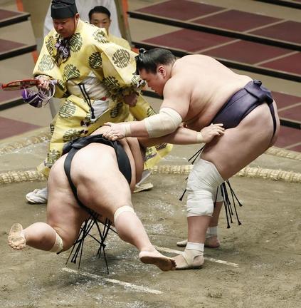 照ノ富士（右）が上手投げで貴景勝を下す＝２５日、両国国技館