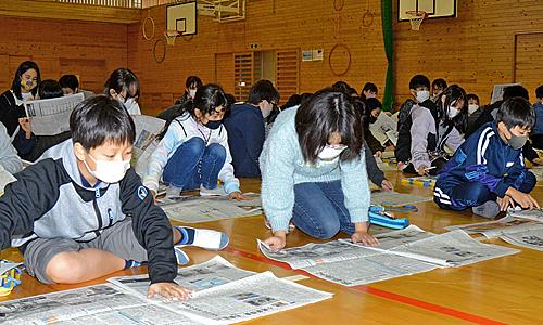 　社会科の授業で新聞について学んでいる５年生９６人が７日、山陰中央新報社の清水由紀子ＮＩＥ担当から新聞の特長や上手な読み方を習った。  　児童はまず、新聞の中から答えを探すクイズに挑戦して当日の本紙を一通りめくった後、大事なニュースは１面に載ること、見出しやリード（第１段落）を読めば記事のおおよその内容が分かることなどを学習した。  　人に話を聞いたり、文章を書いたりするときに役立つ「魔法の言葉」として「いつ、どこで、誰が、何を、なぜ、どのように・どうした」の「５Ｗ１Ｈ」の要素を使い、実際に文章を作った。