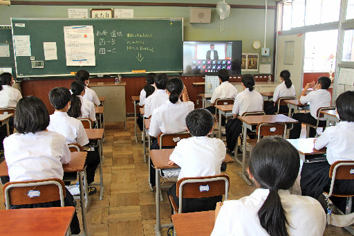 モニター越しに伊藤浩三校長の話を聞く生徒=鳥取市湖山町北6丁目、市立湖東中学校