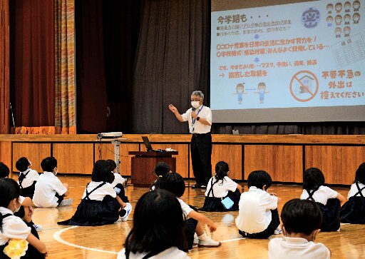 始業式で児童に感染予防を心がけるよう話す前田真利校長＝松江市玉湯町湯町、玉湯学園