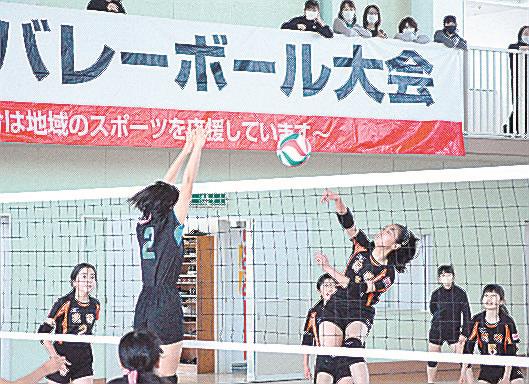 熱戦を繰り広げる選手たち＝米子市下新印、箕蚊屋体育館