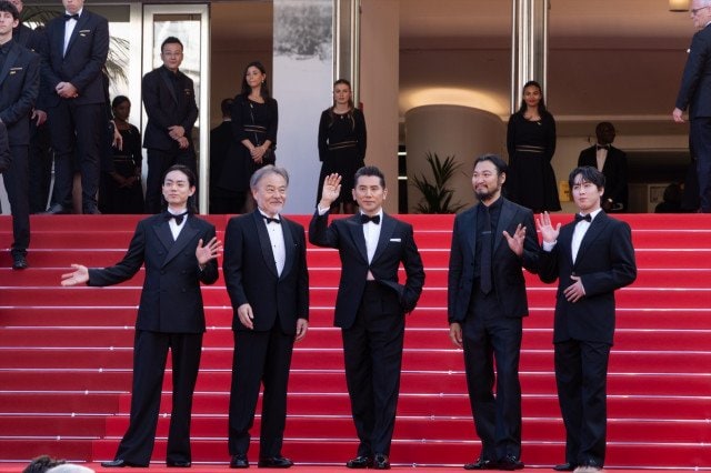 【第79回カンヌ国際映画祭】映画『黒牢城』公式上映前のレッドカーペットに登場した(左から)菅田将暉、黒澤清監督、本木雅弘、青木崇高、宮舘涼太(C)Kazuko WAKAYAMA