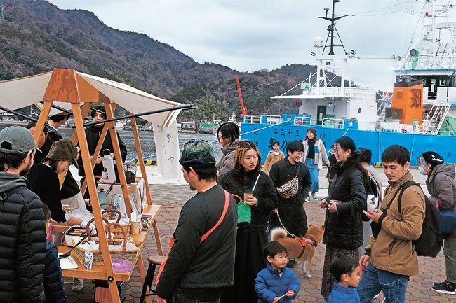 市民らでにぎわう「はまっこ にちよう朝市」会場=境港市相生町