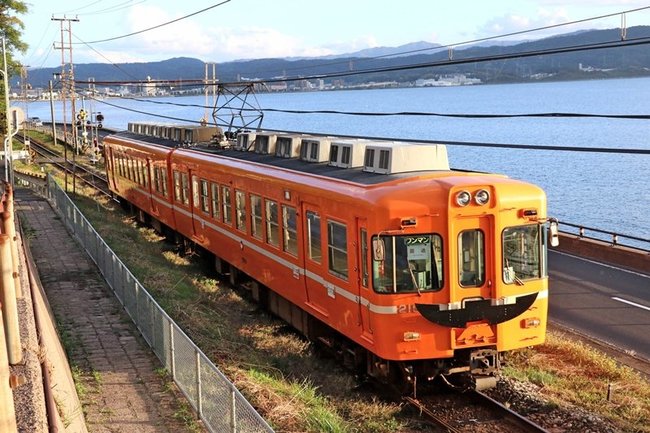 ハロウィーンに合わせ一畑電車が運行する「ハロウィン電車」＝松江市国屋町