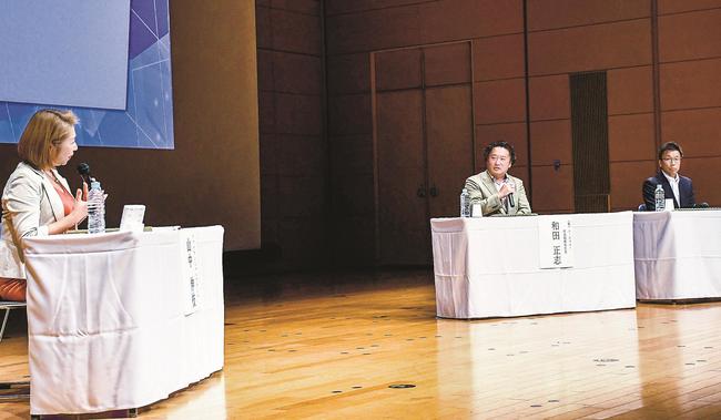 税制優遇制度を導入した経緯や利点などを意見交換するパネリスト＝松江市朝日町、松江テルサ