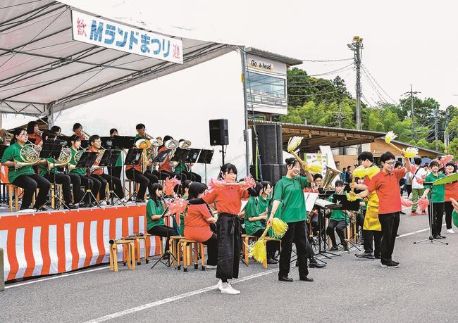 会場を盛り上げる益田市民吹奏楽団と益田東高校吹奏楽部のメンバー＝益田市安富町、Ｍランド益田校