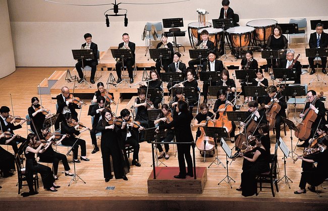 バイオリン奏者の周防亮介さんと共演する広島交響楽団=出雲市塩冶有原町2丁目、市民会館