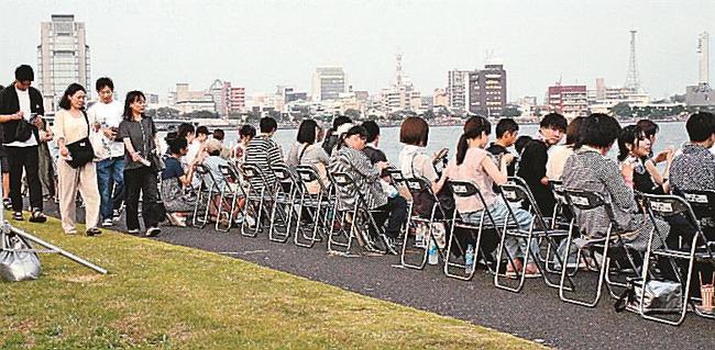 宍道湖岸に設置された有料観覧席＝松江市千鳥町