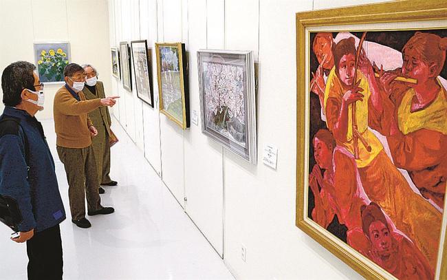 力作の数々を鑑賞する来場者ら=米子市中町、市美術館