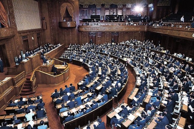 石破茂首相の就任後初めての所信表明演説が行われた衆院本会議＝４日