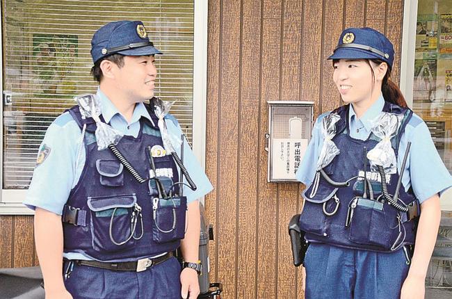 八雲駐在所に着任した夫の新田遼平巡査部長（左）と妻の桂子巡査長＝松江市八雲町西岩坂
