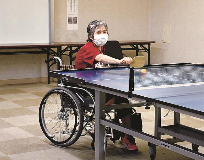 車椅子でサウンドテーブルテニスの試合に臨む渡辺極子さん＝出雲市今市町北本町３丁目、サン・アビリティーズいずも