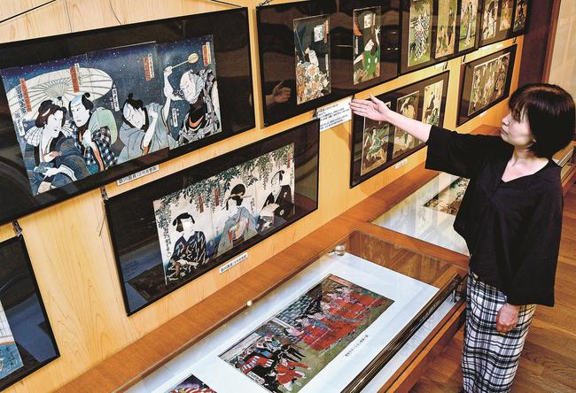 鮮やかな浮世絵が目を引く企画展＝鳥取県南部町下中谷、祐生出会いの館