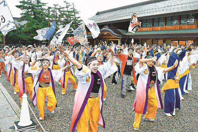 よさこいの総踊りを奉納する出演者＝出雲市大社町杵築東、出雲大社