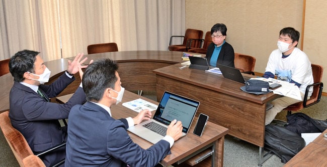 浜田市議と環境政策について意見交換する有野夢叶さん＝浜田市殿町、浜田市役所