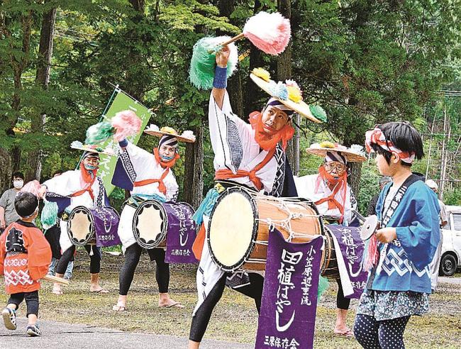 太鼓や舞を披露するはやし手たち＝島根県川本町南佐木、三原八幡宮