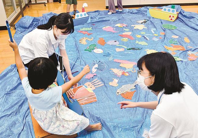 魚を釣り上げて喜ぶ参加者＝松江市浜乃木７丁目、島根県立大