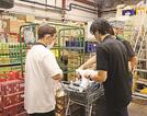 新型コロナの自宅療養者の生活支援で、スーパーで買い物を代行する神奈川県海老名市の職員ら＝８月