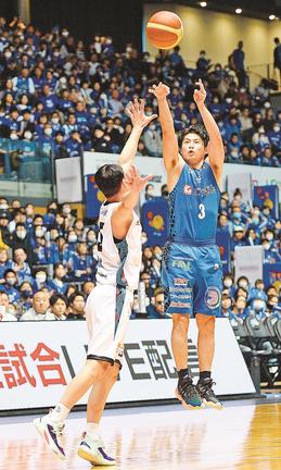 【第５戦・島根ー佐賀】第３クオーター、島根の安藤誓哉が３連続３点シュートを決め、４９ー４２とする＝松江市総合体育館