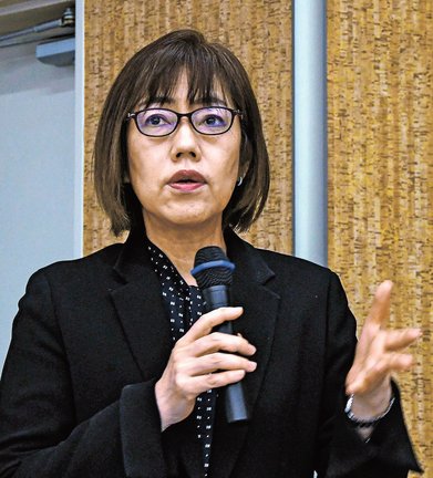 訪問看護時の暴力、ハラスメントの予防と対応について話す藤田愛所長＝松江市袖師町、県看護研修センター