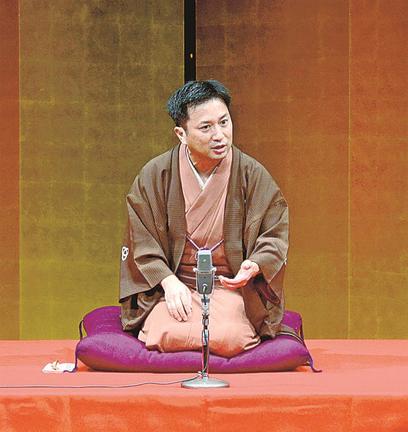 出雲市大社町での公演で落語を演じる桂吉弥さん＝２０２０年７月１４日、大社文化プレイスうらら館