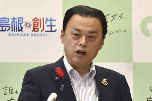 記者会見する丸山知事
