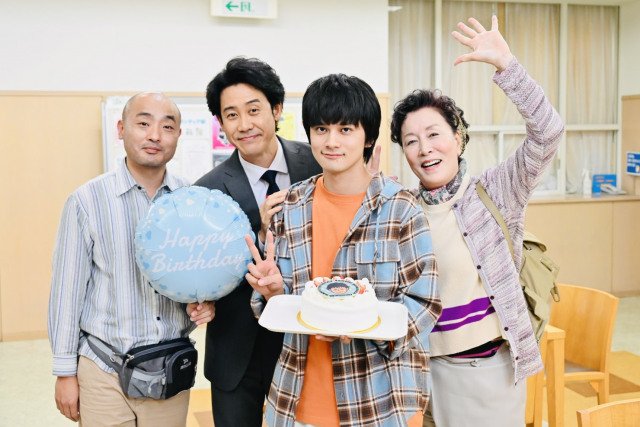 『ちょっとだけエスパー』大泉洋らが北村匠海の誕生日を祝う （C）テレビ朝日